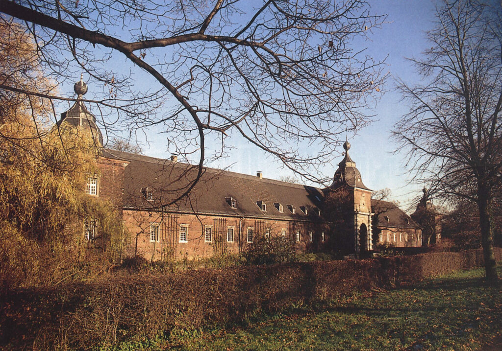 Schloß Heltorf in Düsseldorf-Angermund von weitem