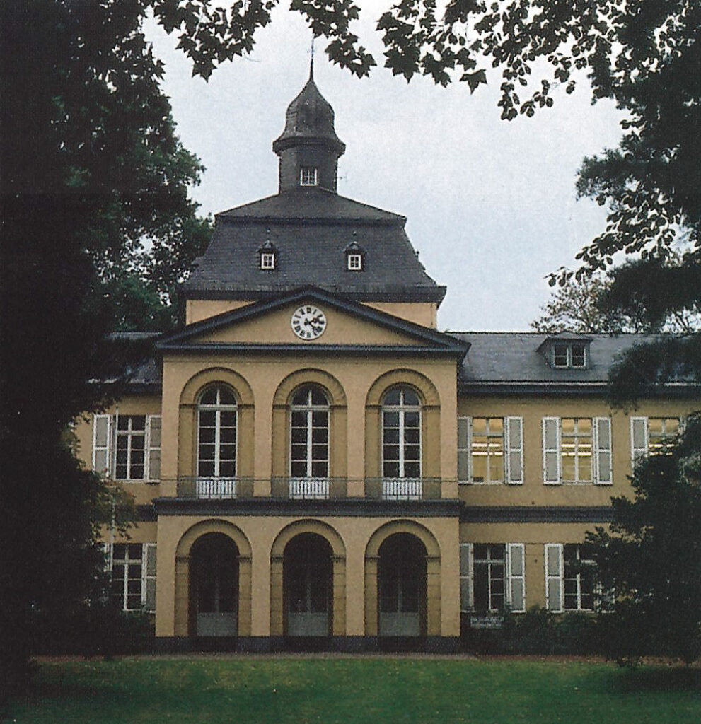 Schloß Garath in Düsseldorf-Garath (Hilden) von vorne